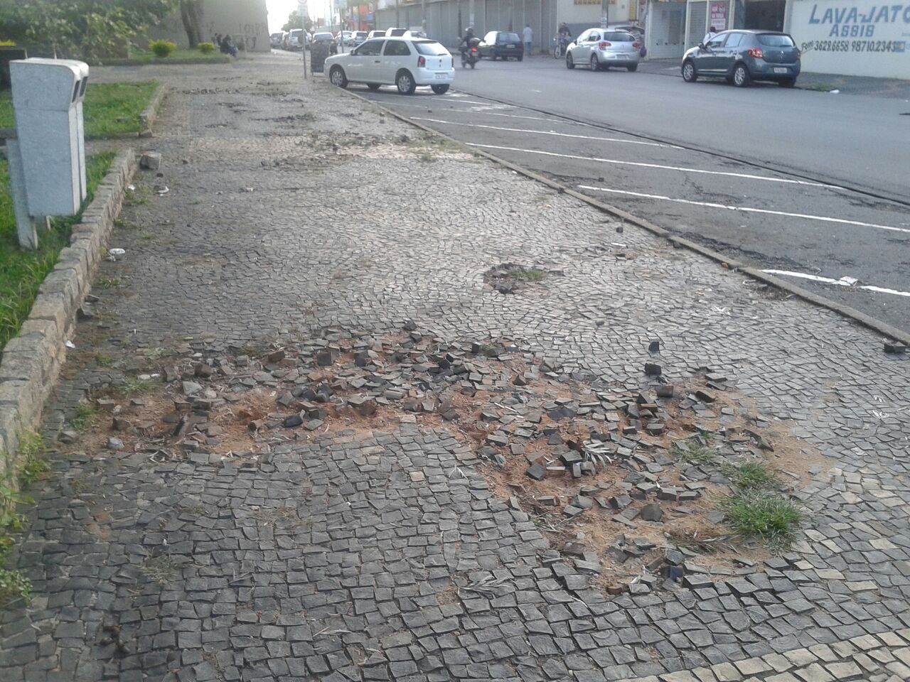 2018730_Joi pede conserto de calçada em frente à igreja no Cidade Nova.